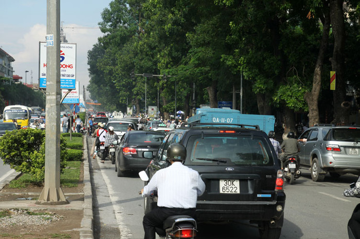 Các tuyến đường như Trần Phú - Nguyễn Trãi, Khuất Duy Tiến - Phạm Hùng, Tây Sơn, Chùa Bộc, Đê La Thành, Nguyễn Chí Thanh, Cầu Giấy... đều bị ùn tắc, thậm chí nhiều đoạn tắc nghiêm trọng. Các tuyến đường như Trần Phú - Nguyễn Trãi, Khuất Duy Tiến - Phạm Hùng, Tây Sơn, Chùa Bộc, Đê La Thành, Nguyễn Chí Thanh, Cầu Giấy... đều bị ùn tắc, thậm chí nhiều đoạn tắc nghiêm trọng.