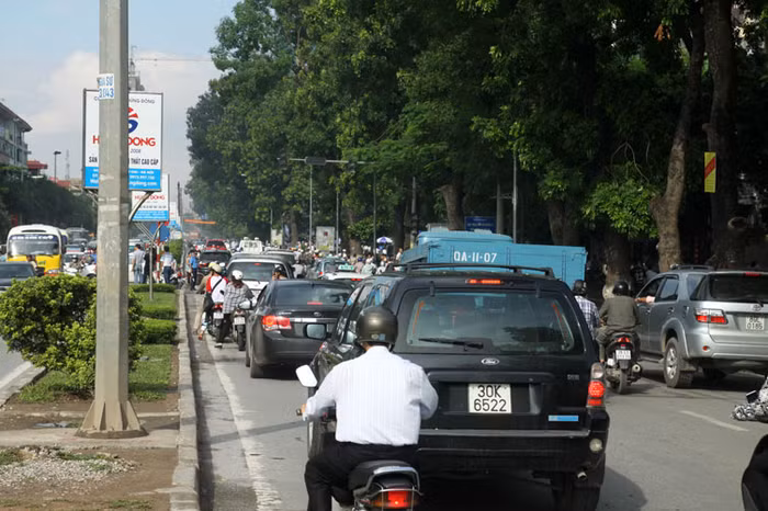 Các tuyến đường như Trần Phú - Nguyễn Trãi, Khuất Duy Tiến - Phạm Hùng, Tây Sơn, Chùa Bộc, Đê La Thành, Nguyễn Chí Thanh, Cầu Giấy... đều bị ùn tắc, thậm chí nhiều đoạn tắc nghiêm trọng.