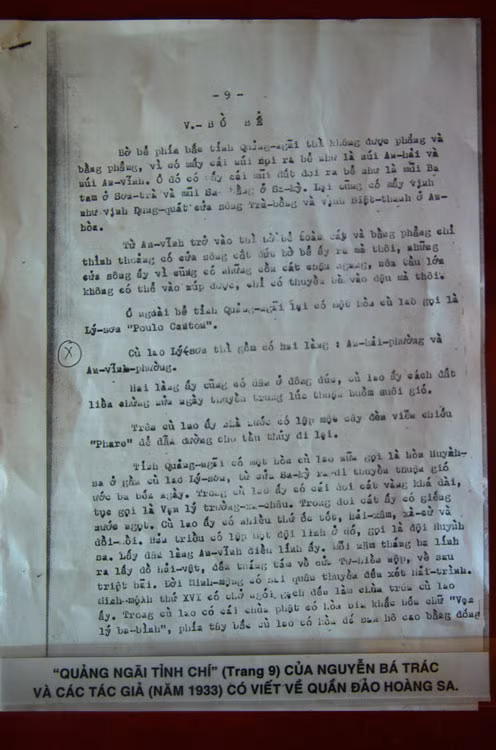 Cuốn "Quảng Ngãi Tỉnh Chí" có ghi: "Tỉnh Quảng Ngãi có một hòn cù lao nữa gọi là hòn Huỳnh-Sa ở gần cù lao Lý-Sơn, từ cửa Sa Kỳ ra đi thuyền thuận gió ước ba bốn ngày. Trong cù lao ấy có cái doi cát vàng khá dài, tục gọi là Vạn lý trường-sa-châu. Trong doi cát ấy có giếng nước ngọt. Cù lao ấy có nhiều thứ ốc tổ, hải-xâm, xà-cừ và đồi-mồi. Bản triều có lập một đội lính ở đó, gọi là đội Huỳnh-sa. Lấy dân làng An-Vĩnh điều lính ấy. Mỗi năm tháng ba lính ra lấy đồ hải-vật, đến tháng tám về cửa Tư-Triều nộp, về sau triệt bãi..."