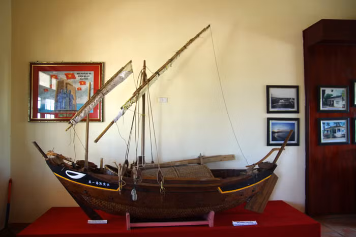 Thời gian thuận tiện nhất cho các đội Hoàng Sa đi biển là 6 tháng (từ tháng 3 tới tháng 8 hằng năm). Những năm tháng đó, do phương tiện còn khó khăn, thô sơ. Đội Hoàng Sa, Bắc Hải phải tự trang bị tàu thuyền, đặc tính như những ngư dân nhưng lại mang trọng trách thiêng liêng "bảo vệ chủ quyền" các vùng đảo giữa biển Đông của tổ quốc.