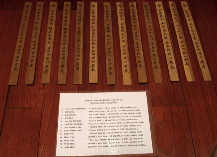 Những đội Hoàng Sa, Bắc Hải ra khơi với hành trang là những bó chiếu cói, dây mây để bó xác khi tử trận và những thẻ linh vị để ghi tên.