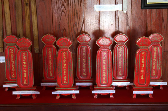 Rất ít những trai tráng ra khơi bảo vệ chủ quyền trở về đất liền. Để tưởng nhớ tới công lao của những người đã ra đi, thân nhân của họ đã lập những bài vị để thờ. Đồng thời, họ đắp những ngôi mộ gió để thờ cúng những người không trở về.