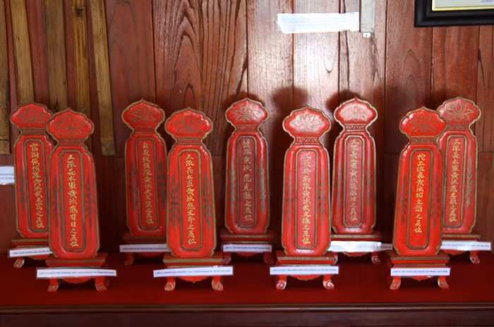 Rất ít những trai tráng ra khơi bảo vệ chủ quyền trở về đất liền. Để tưởng nhớ tới công lao của những người đã ra đi, thân nhân của họ đã lập những bài vị để thờ. Đồng thời, họ đắp những ngôi mộ gió để thờ cúng những người không trở về.