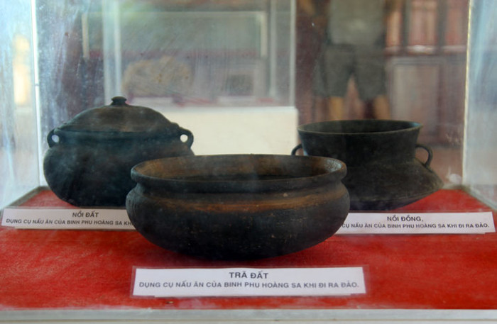 Ông Phạm Thoại Tuyền, hậu duệ đời thứ 5 của Chánh suất đội trưởng Phạm Hữu Nhật cho hay, các Đội Hoàng Sa, Bắc Hải phải cuẩn bị rất nhiều lương thực, thực phẩm cho chuyến đi dài ngày. Bên cạnh đó, họ còn phải mang theo những tấm chiếu cói, dây mây để bó xác khi có người trong đoàn hi sinh khi có chiến chinh.