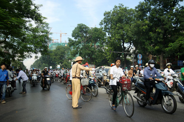 Bên cạnh đó, lực lượng CSGT, CA phường, tổ tự quản, Thanh tra giao thông cũng được huy động rất đông nhằm phục vụ công tác đảm bảo giao thông tại các tuyến đường, điểm trường tổ chức thi tuyển sinh ĐH. Bên cạnh đó, lực lượng CSGT, CA phường, tổ tự quản, Thanh tra giao thông cũng được huy động rất đông nhằm phục vụ công tác đảm bảo giao thông tại các tuyến đường, điểm trường tổ chức thi tuyển sinh ĐH.