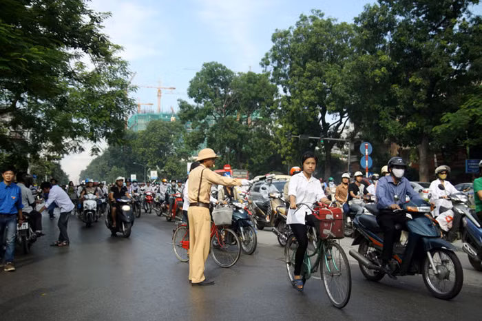 Bên cạnh đó, lực lượng CSGT, CA phường, tổ tự quản, Thanh tra giao thông cũng được huy động rất đông nhằm phục vụ công tác đảm bảo giao thông tại các tuyến đường, điểm trường tổ chức thi tuyển sinh ĐH.