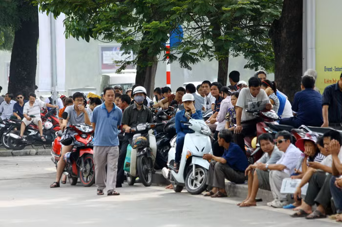 Cho tới hơn 9h sáng, khi mà người nhà thí sinh đã đưa con em mình tới được điểm thi để làm thủ tục thì giao thông mới tạm thoáng.