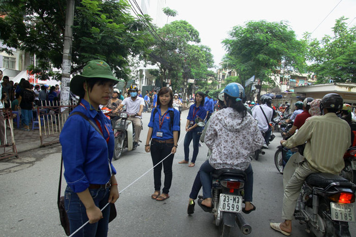 Trong buổi sáng nay, lực lượng SVTN tại nhiều điểm dự thi đã phải dàn hàng dọc cầm tay nhau, dùng dây thừng để căng đường chia làn nhằm giảm ùn tắc giao thông. Trong buổi sáng nay, lực lượng SVTN tại nhiều điểm dự thi đã phải dàn hàng dọc cầm tay nhau, dùng dây thừng để căng đường chia làn nhằm giảm ùn tắc giao thông.