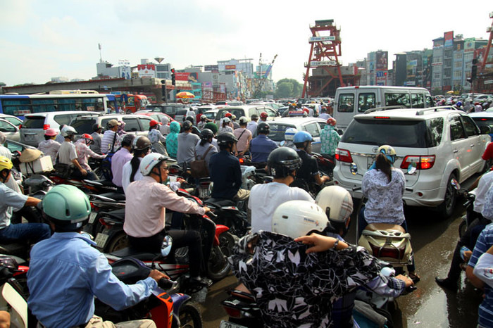 Theo ghi nhận của PV Báo Giáo dục Việt Nam, các điểm giao thông trong thành phố Hà Nội sáng nay đều trở nên ùn tắc nghiêm trọng do lượng thí sinh và người nhà ra đường cùng thời điểm mọi người đi làm (Ảnh chụp tại khu vực Khuất Duy Tiến, Nguyễn Trãi). Theo ghi nhận của PV Báo Giáo dục Việt Nam, các điểm giao thông trong thành phố Hà Nội sáng nay đều trở nên ùn tắc nghiêm trọng do lượng thí sinh và người nhà ra đường cùng thời điểm mọi người đi làm (Ảnh chụp tại khu vực Khuất Duy Tiến, Nguyễn Trãi).