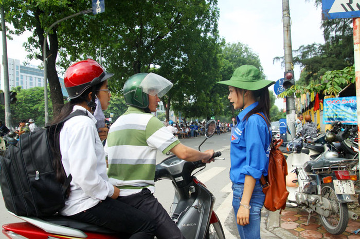 Một SVTN Trường ĐH KHTN hướng dẫn người nhà, sĩ tử tới điểm thi với cung đường gần nhất. Một SVTN Trường ĐH KHTN hướng dẫn người nhà, sĩ tử tới điểm thi với cung đường gần nhất.