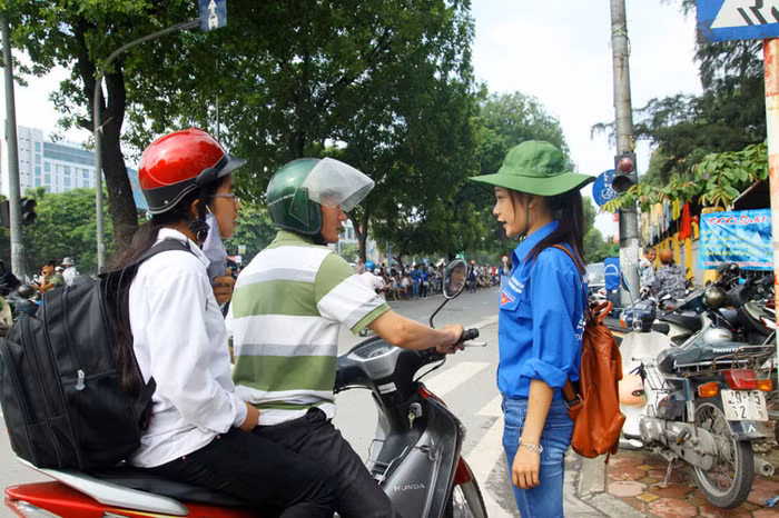 Một SVTN Trường ĐH KHTN hướng dẫn người nhà, sĩ tử tới điểm thi với cung đường gần nhất.