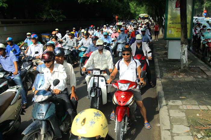 Các phương tiện lấn vào cả làn của xe buýt. Các phương tiện lấn vào cả làn của xe buýt.