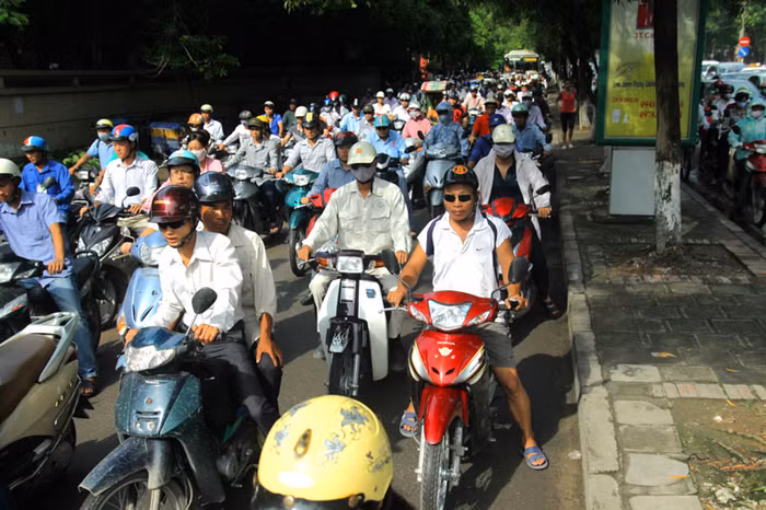 Các phương tiện lấn vào cả làn của xe buýt.