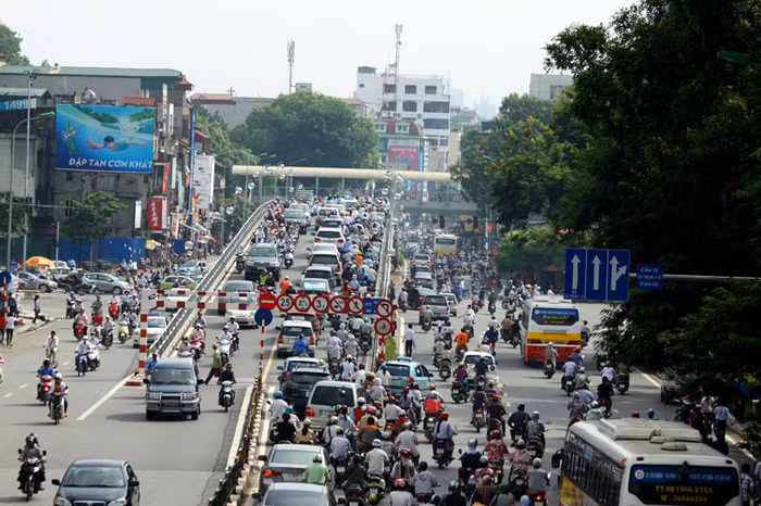 Nút giao thông Chùa Bộc - Thái Hà - Tây Sơn dù đã có cầu vượt nhẹ, giao thông dù đã không ùn tắc nghiêm trọng như tại kỳ thi tuyển sinh ĐH, CĐ những năm trước nhưng dòng xe cũng rất đông.