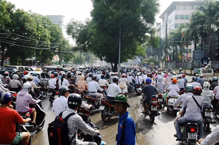 Tuyến đường Nguyễn Trãi - nơi tập trung nhiều trường ĐH nên tình trạng ùn tắc kéo dài vẫn diễn ra đều đặn ở mỗi kỳ thi.