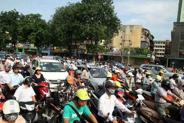 Dòng người cứ nhích từng mét để qua các được những điểm ùn tắc. Dòng người cứ nhích từng mét để qua các được những điểm ùn tắc.