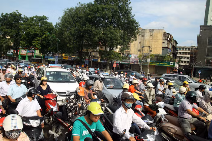 Dòng người cứ nhích từng mét để qua các được những điểm ùn tắc.