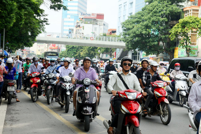 Chỉ ít phút sau, khi các sĩ tử đã hoàn tất việc làm thủ tục dự thi, giao thông lại trở nên ùn tắc như đầu giờ sáng, do lúc này các sĩ tử cùng người thân quay trở về. Chỉ ít phút sau, khi các sĩ tử đã hoàn tất việc làm thủ tục dự thi, giao thông lại trở nên ùn tắc như đầu giờ sáng, do lúc này các sĩ tử cùng người thân quay trở về.