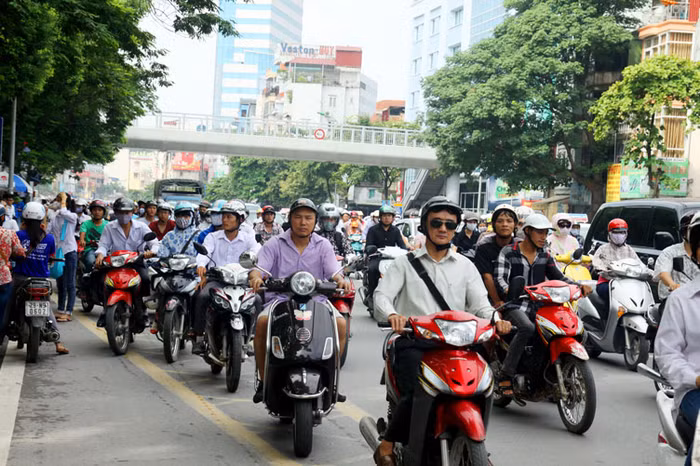 Chỉ ít phút sau, khi các sĩ tử đã hoàn tất việc làm thủ tục dự thi, giao thông lại trở nên ùn tắc như đầu giờ sáng, do lúc này các sĩ tử cùng người thân quay trở về.