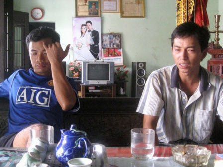 Giờ đây, cả ba chàng thanh niên Nguyễn Đình Kiên (áo xanh) và Nguyễn Đình Tình.(áo kẻ) và Nguyễn Đình Lợi vẫn mỏi mòn chờ đợi ngày diễn ra phiên tòa Giám đốc thẩm. Giờ đây, cả ba chàng thanh niên Nguyễn Đình Kiên (áo xanh) và Nguyễn Đình Tình.(áo kẻ) và Nguyễn Đình Lợi vẫn mỏi mòn chờ đợi ngày diễn ra phiên tòa Giám đốc thẩm.