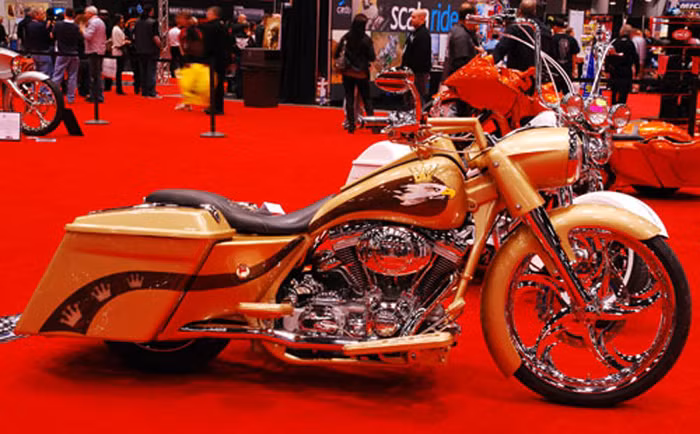 Công ty Bad Dad đã độ chiếc Road King này để trình diễn một số sản phẩm của hãng. Chiếc 2003 Screamin’ Eagle ‘King thường được biết đến dưới cái tên “Vua Midas” (vị vua có thể biến mọi thứ thành vàng) bởi màu sơn vàng.