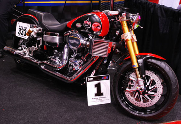 Được nâng cấp với phanh sau Ohlins, chiếc 2006 Dyna-Mite của Klock Werks chắc chắn sẽ khiến bạn không thể rời mắt. Với bộ siêu nạp và bộ làm mát của ProCharger cùng với hệ thống ống bô độc đáo, chiếc xe này có vận tốc tối đa lên tới 250km/h.