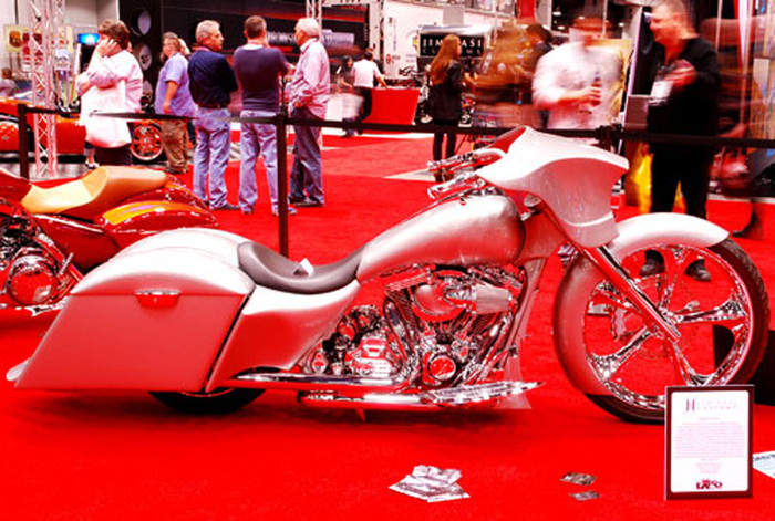 Jim Nasi mang đến triển lãm chiếc xe với phần bánh trước ngoại cỡ và vẻ ngoài bóng bẩy