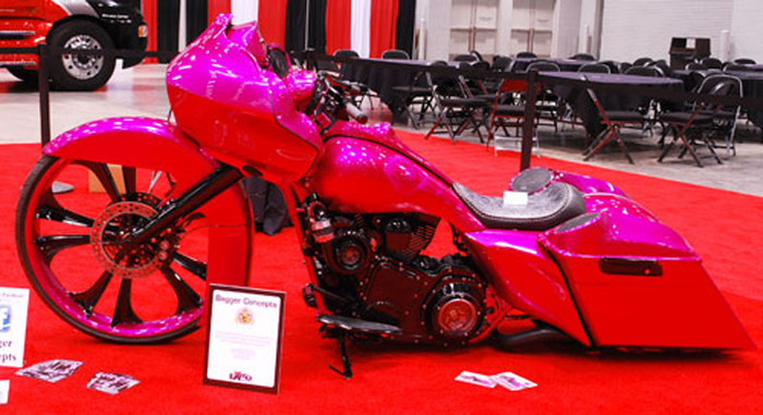 Mẫu xe này được được xem là có bánh xe cao nhất, radio âm thanh lớn nhất và có nước sơn tuyệt nhất trong tất cả các mẫu xế có mặt tại triển lãm.