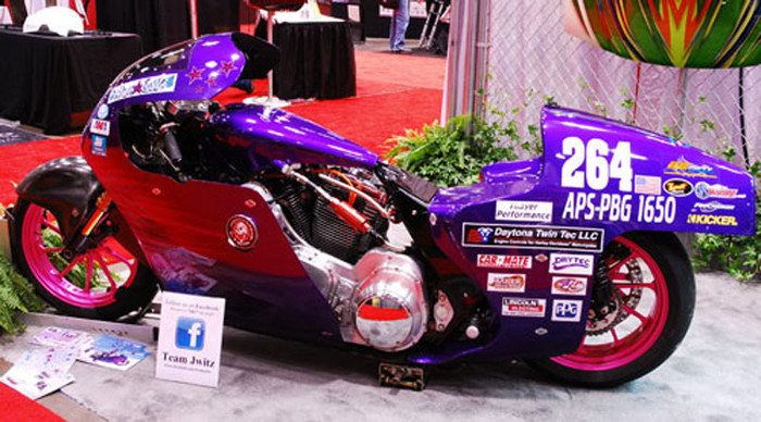 Mẫu xế được trang bị khối động cơ Twin-Cam JIMS 100ci chế tạo bởi R&R, bộ siêu nạp của ProCharger, bộ đánh lửa Twin-Tec của Daytona và hộp số của Baker cho tốc độ “kinh người”.