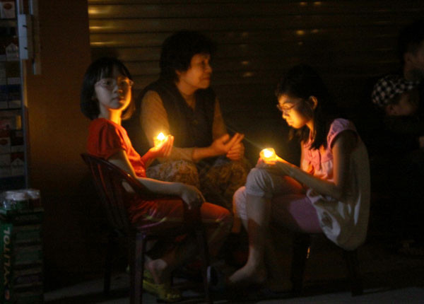 Các cửa hàng trên các đường: Tràng Tiền, Đinh Tiên Hoàng, Hàng Khay,,, đều tắt điện để thắp nến. Các cửa hàng trên các đường: Tràng Tiền, Đinh Tiên Hoàng, Hàng Khay,,, đều tắt điện để thắp nến.