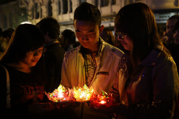 Các bạn trẻ hưởng ứng bằng cách chuyền tay nhau những ngọn nến huyền ảo khiến cả khu vực Quảng trường lung linh. Các bạn trẻ hưởng ứng bằng cách chuyền tay nhau những ngọn nến huyền ảo khiến cả khu vực Quảng trường lung linh.