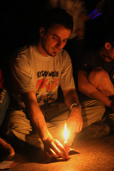 Du khách nước ngoài rất hứng thú cùng các bạn trẻ tham gia hưởng ứng Giờ Trái đất tại hồ Gươm. Du khách nước ngoài rất hứng thú cùng các bạn trẻ tham gia hưởng ứng Giờ Trái đất tại hồ Gươm.