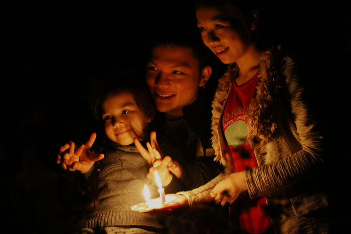 Cả gia đình cùng chụp ảnh lưu niệm tại khu vực tượng đài Lý Thái Tổ nhân Giờ Trái Đất. Cả gia đình cùng chụp ảnh lưu niệm tại khu vực tượng đài Lý Thái Tổ nhân Giờ Trái Đất.