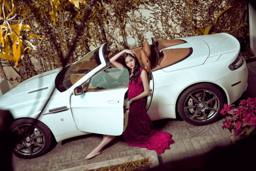 Vantage mui trần được xem là “của lạ” nhà Aston Martin, được phát triển dựa trên bản Vantage Coupe. Nó sử dụng mui mềm, nhưng không phải là chiếc DB9 Volante huyền thoại, Vantage Roadster nhỏ hơn và dành cho những tay lái nghiêm túc, mê cái đẹp. Vantage mui trần được xem là “của lạ” nhà Aston Martin, được phát triển dựa trên bản Vantage Coupe. Nó sử dụng mui mềm, nhưng không phải là chiếc DB9 Volante huyền thoại, Vantage Roadster nhỏ hơn và dành cho những tay lái nghiêm túc, mê cái đẹp.