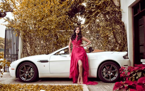 Aston Martin V8 Vantage Roadster dưới sự sáng tạo của nhà thiết kế Anh quốc khiến người chiêm ngưỡng ngầm liên tưởng đến một thiếu nữ với một thân hình hoàn hảo, mượt mà, quyến rũ mà kiêu sa đến khó cưỡng. Aston Martin V8 Vantage Roadster dưới sự sáng tạo của nhà thiết kế Anh quốc khiến người chiêm ngưỡng ngầm liên tưởng đến một thiếu nữ với một thân hình hoàn hảo, mượt mà, quyến rũ mà kiêu sa đến khó cưỡng.