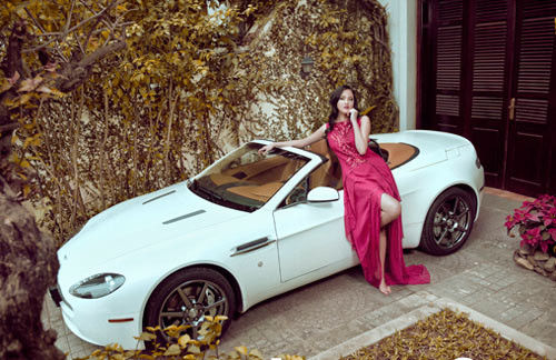 Người mẫu diện chiếc váy hồng dịu dàng bên Vantage Roadster màu trắng, hai vẻ đẹp cùng tỏa sáng. Người mẫu diện chiếc váy hồng dịu dàng bên Vantage Roadster màu trắng, hai vẻ đẹp cùng tỏa sáng.
