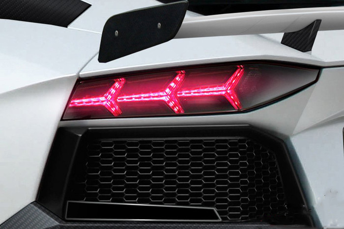 Khác với gói độ trên "siêu bò" được sơn màu cam sẫm, gói độ này lại mang đến cho "bò" Ý mootj màu trắng trang nhã, thanh thoát.