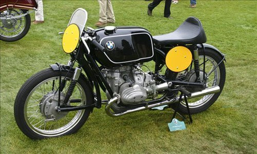 BMW Rennsport 1954: Chiếc xe có kiểu dáng đẹp mắt này được các kỹ sư của BMW thiết kế vào giữa những năm 50, dựa theo kiểu dáng đã từng sản xuất năm 1953. Tại thời điểm ra mắt, Rennsport chính là mẫu xe máy nhanh nhất của BMW, được trang bị khối động cơ kép tiên tiến. Rennsport chỉ được sản xuất với số lượng 24 chiếc theo đơn đặt hàng và hầu hết những chiếc xe này đã được chuyển thành xe “xít-đờ-ca” (sidecar) để có thể giữ thăng bằng tốt hơn khi tham gia các cuộc đua.
