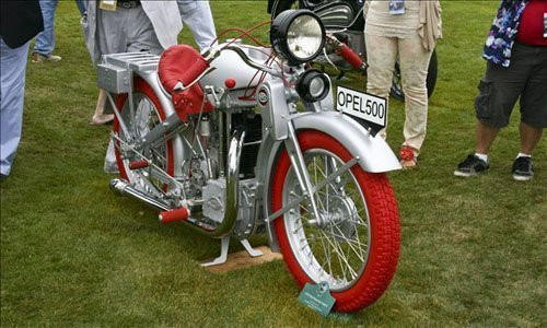 Opel Motoclub 500 1930: Chỉ trong vòng 2 năm tách ra khỏi General Motor, năm 1930, Opel đã trở thành công ty sản xuất xe hơi lớn nhất của Đức và đây cũng là thời điểm họ cho ra mắt chiếc Motoclub 500. Mẫu xế nổ này thừa hưởng những yếu tố được Opel đúc rút trong suốt 29 năm kinh nghiệm của công ty, thiết kế của xe có nhiều nét nổi bật như: yên xe làm từ đệm không khí, bình xăng thiết kế hiện đại, khung xe được chế tạo từ loại thép chất lượng cao…