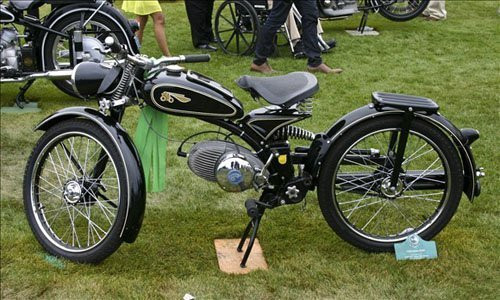 Imme R100 1950: Mẫu xế nổ có trọng lượng nhẹ, gắn động cơ 2 kì này được sản xuất bởi công ty Norbert Reidel, có trụ sở tại Immenstadt (Đức), do đó nó được đặt tên là Imme. Chiếc xe sở hữu khá nhiều tính năng thú vị như: cả bánh trước và bánh sau xe gắn vào trục ở một bên, trong khi đó động cơ 99cc của xe được gắn phía dưới bộ khung dạng ống đơn. Kiểu dáng thiết kế nhỏ gọn và hiệu quả của Imme R100 sau này đã được ứng dụng để thiết kế một số loại trực thăng hiện đại.