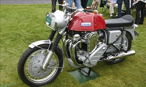 Munch Mammoth 1968: Đây là một trong những siêu mô tô đầu tiên của Đức, được thiết kế bởi tay đua kì cựu Freidel Munch. Mẫu xe này sở hữu động cơ 1.000cc, 4 xi-lanh thẳng hàng, đây là loại động cơ từng được sử dụng trên chiếc Prinz NSU. Munch Mammoth chính là một trong những siêu mô tô rất hiếm với số lượng sản xuất chỉ 20 chiếc.