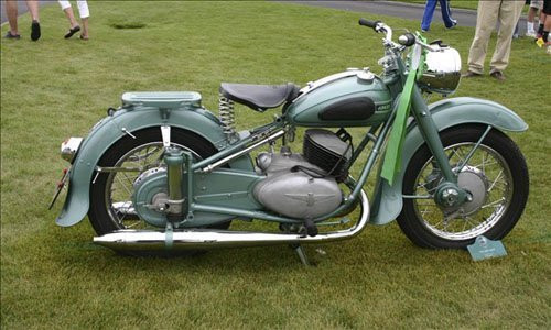 Adler M250 1953: Được phát triển dựa trên M200, Adler M250 có kiểu dáng đẹp mắt, kích thước lớn và mạnh mẽ. Vào năm 1953, khi vừa mới xuất hiện trên thị trường, Adler M250 đã lập tức thu hút sự quan tâm của những người yêu xe bởi hình thức cũng như khả năng vận hành êm ái. Chiếc M250 độ đầu tiên được điều khiển bởi tay đua Hans Hallmeier và đây chính là dấu mốc cho sự phát triển ồ ạt sau này của xe.