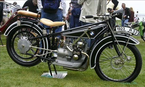 BMW R32 1923: Mặc dù BMW đã nhận sản xuất động cơ xe máy cho các công ty khác từ đầu năm 1919, nhưng phải đến năm 1923, BMW mới cho ra mắt một trong những chiếc xe máy đầu tiên của mình, mang tên R32. Sở hữu khối động cơ phẳng, R32 mang trong mình sức mạnh khoảng 8,5 mã lực, giúp xe có thể đạt tốc độ tối đa khoảng 95 km/h.