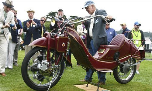 Megola Touring 1922: Megola Touring 1922 được thiết kế bởi kỹ sư chế tạo máy nổi tiếng Fritz Cockerell (Đức). Megola Touring được trang bị khối động cơ hướng tâm 640cc, 5 xi-lanh, gắn trực tiếp trên bánh trước và dẫn động bởi bộ bánh răng hành tinh. Mặc dù đã giành rất nhiều chiến thắng trên các đường đua tại Đức, chiếc xe chỉ được sản xuất đến năm 1925.