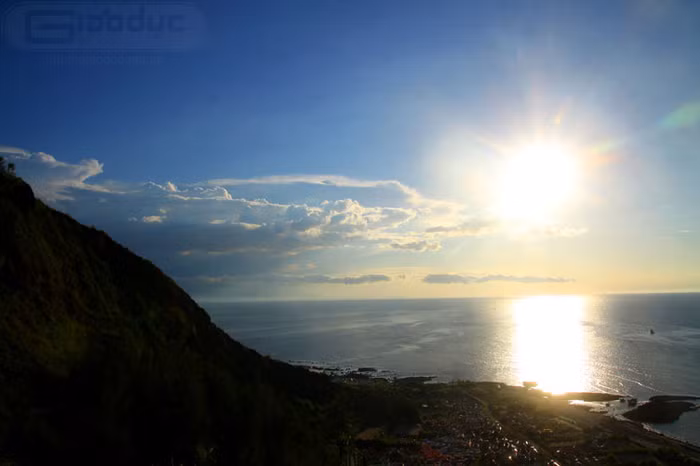 Những ngày hè tháng 6, bầu trời Lý Sơn luôn xanh ngắt soi mình xuống mặt biển mênh mông xa tít tắp. Khi mặt trời xuống dần phía chân trời, đảo Lý Sơn dần huyền ảo hơn, thơ mộng hơn.