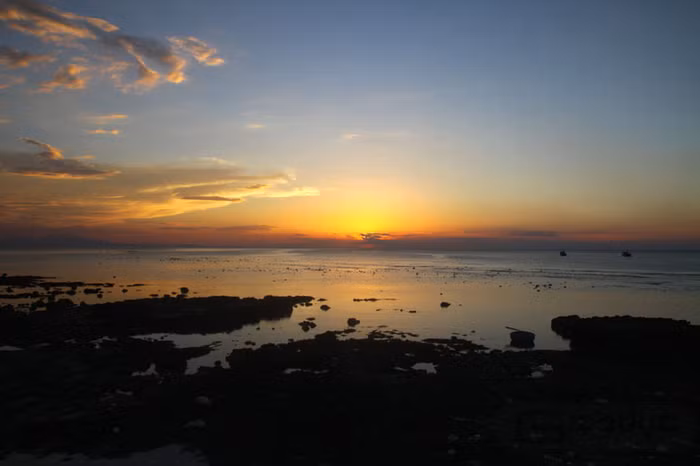 Những bãi đá nham thạch xuất hiện khi thủy chiều xuống.