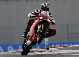 Ngoài ra, 1199 Panigale còn được trang bị động cơ Supperquadro, là loại L-Twin làm mát bằng dung dịch có dung tích xi-lanh 1.199 phân khối, công suất 195 mã lực tại vòng tua máy 10.750 vòng/phút, mô-men xoắn cực đại 98 Nm ở tốc độ 9.000 vòng/phút.