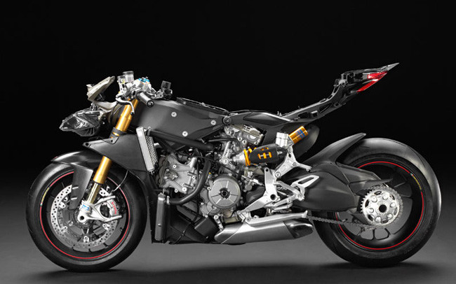 Với cỗ máy 195 mã lực của Panigale, tân binh supperbike như được nâng lên một đẳng cấp mới với một loạt các hệ thống mới như: hệ thống phanh ABS, hệ thống kiểm soát độ bám đường (Traction Control), hệ thống giảm sóc điện tử (DES), hệ thống sang số nhanh (DQS), hệ thống lái đa chế độ và phanh máy điện tử ...