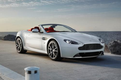 Phong cách ngoại thất của V8 Vantage 2012 được vay mượn từ người tiền nhiệm Vantage S từng ra mắt trong năm 2011, dễ nhận thấy nhất chình là bộ cản trước thiết kế thấp và rộng hơn, ngưỡng cửa phụ thiết kế lại, cản sau được làm mới cùng một bộ khuếch tán điều chỉnh để tăng thêm sự linh hoạt cho xe.