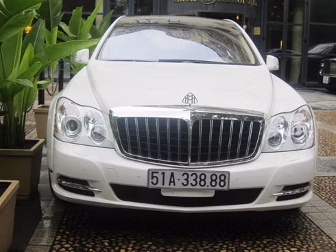 Xế sang Maybach 62S màu trắng là phiên bản cực hiếm và đắt giá mới về Việt Nam gần đây.